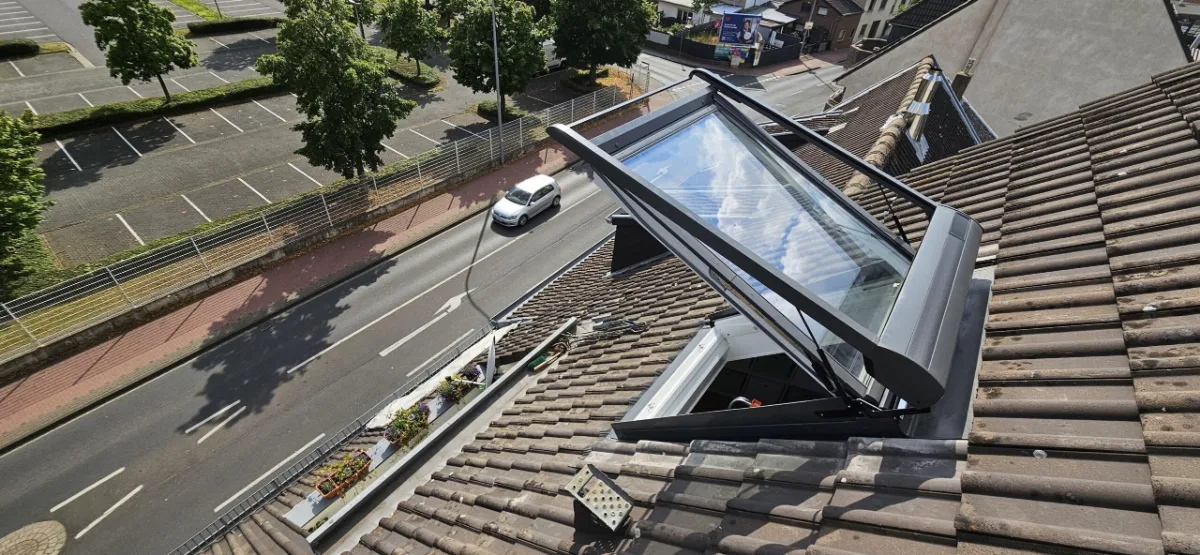 Geöffnetes Dachfenster in einem Ziegeldach