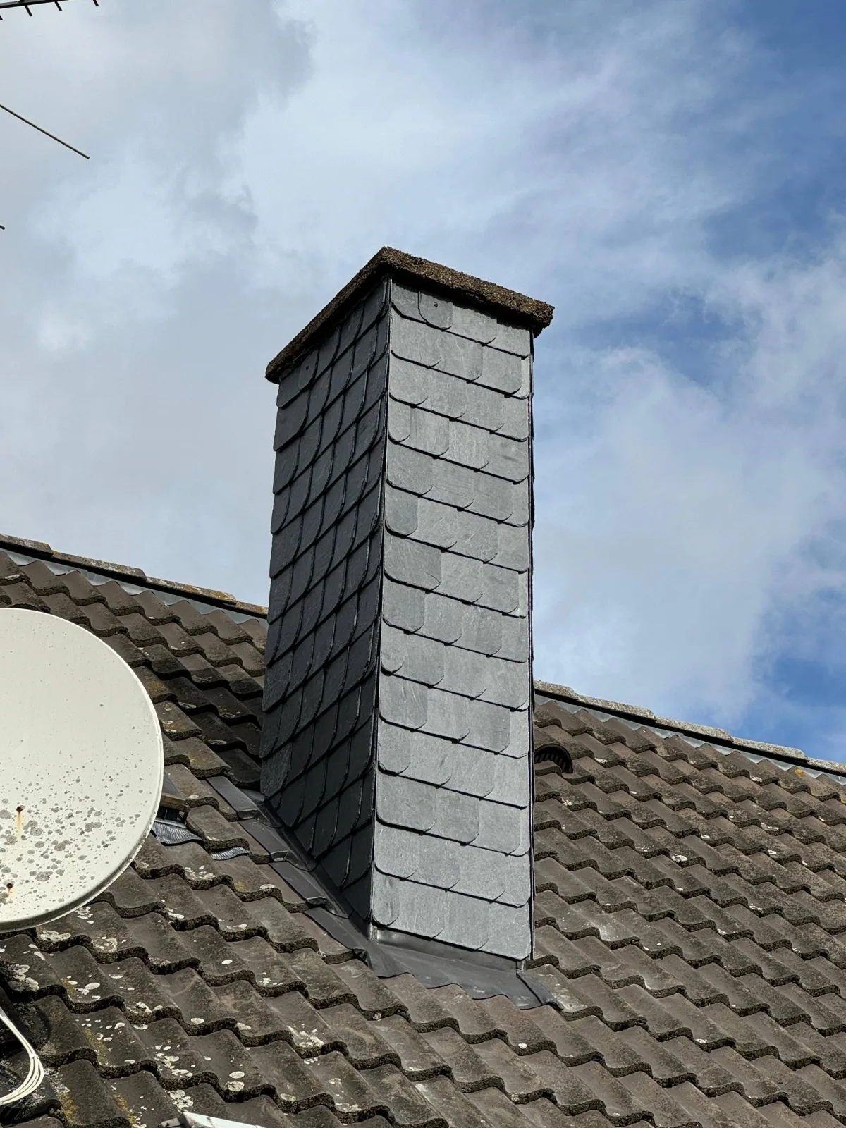 Mit Naturschiefer verkleideter Kamin